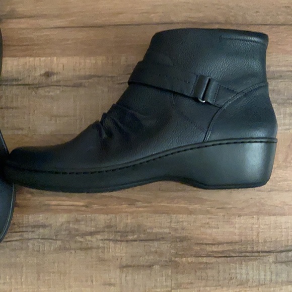 Clarks Collection Ankle Boots - Picture 4 of 6